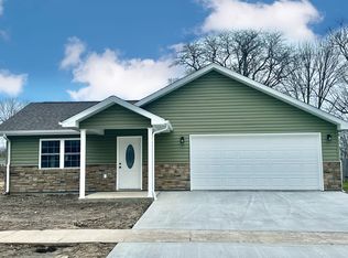 524 W 3rd St, Flora, IL 62839