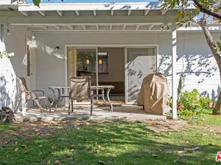 5049 Serrania Ave — Photo 32