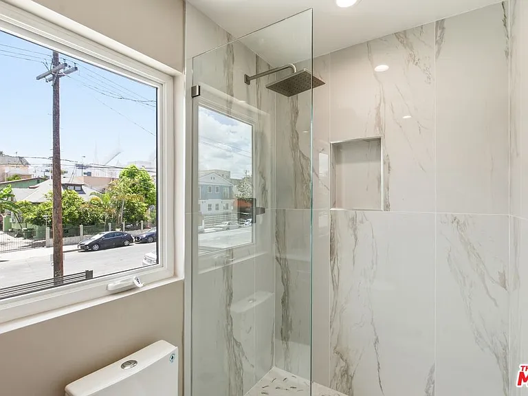 225 N Burlington Ave — Photo 14