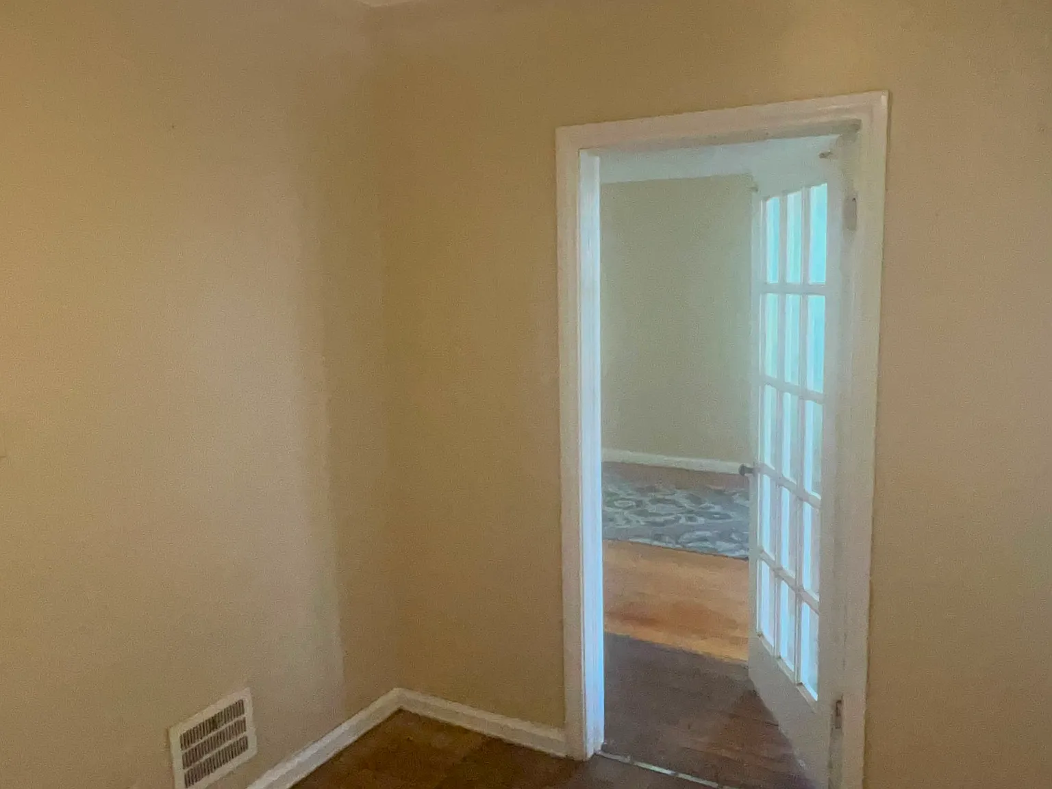 3 bed, 1000 sqft, $1,300 — Photo 2