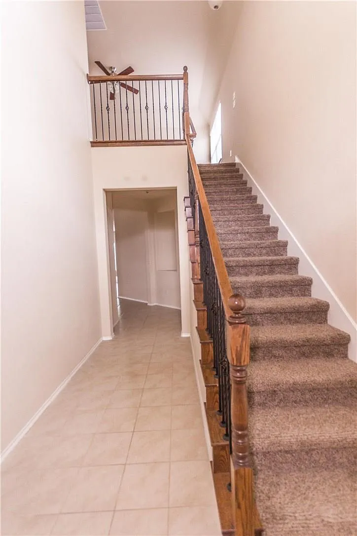 3 bed, 2.5 bath, 2190 sqft, $2,395 — Photo 2