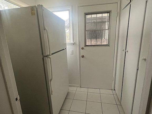 2nd image of 1100 W 39th Pl #1
