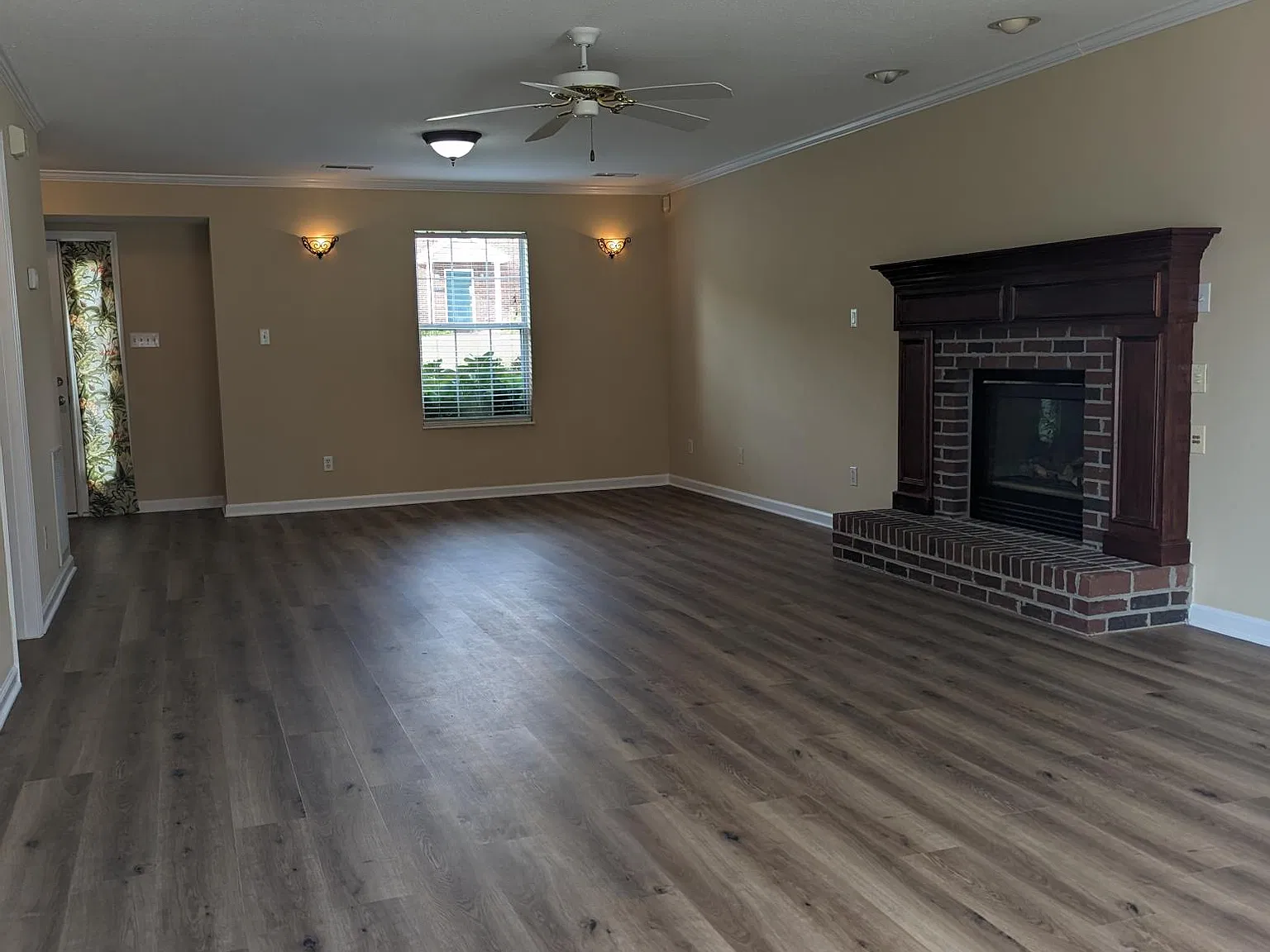 4 bed, 2.5 bath, 2222 sqft, $2,600 — Photo 2