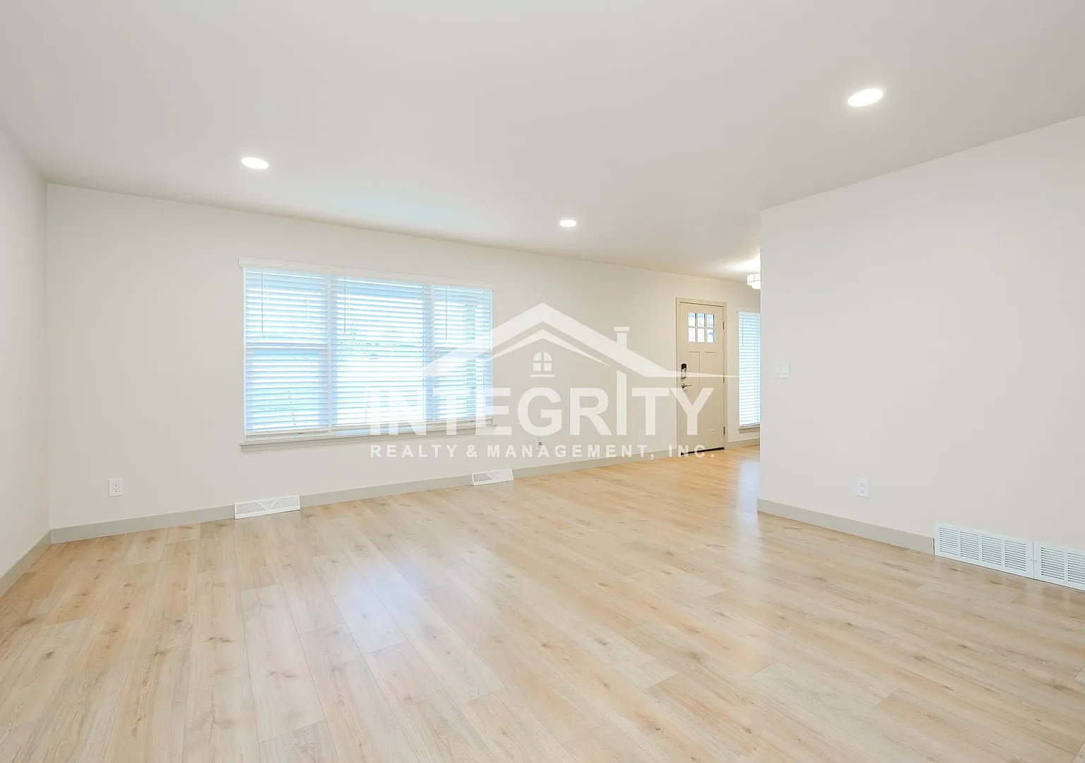 4 Bed/2.5 Baths, 1741 Sqft - 6475 W Kingsley Ave — Photo 4