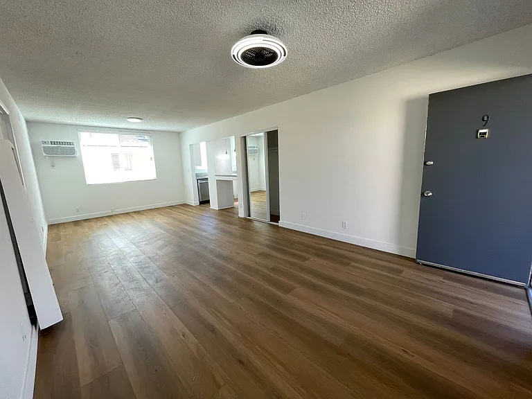 7351 Variel Ave — Photo 12