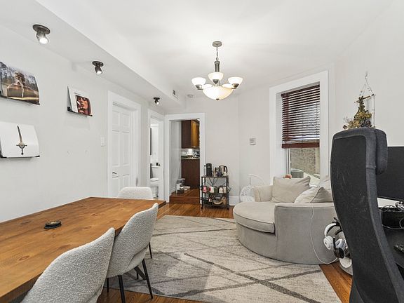 5th image of 819 W Aldine Ave #1