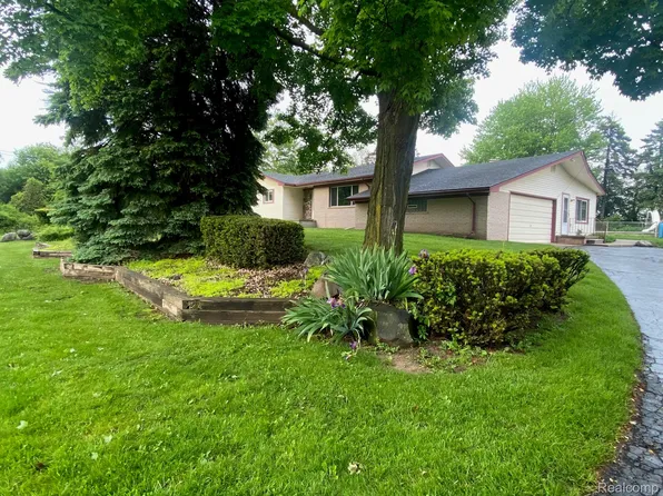 5871 Brewster Rd, Rochester, MI 48306