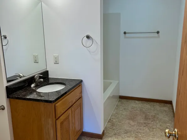 1530 W Pine St APT 312, Baraboo, WI 53913