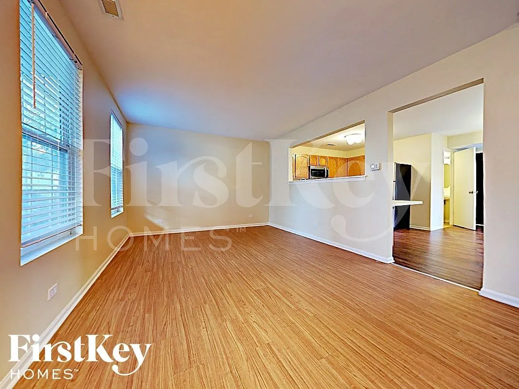 3 bed, 1.5 bath, 1160 sqft, $2,570 — Photo 2
