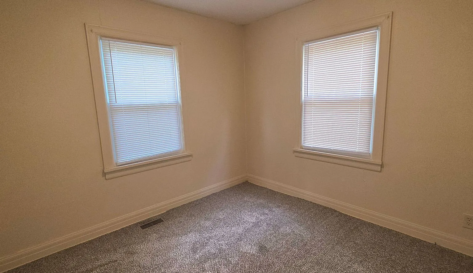 2 Bedroom 1 Bath Bungalow $895! Central Heat & Air! Cute! — Photo 3