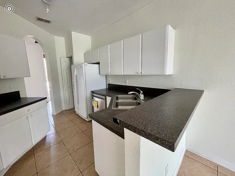 880 Pipers Cay Dr — Photo 2