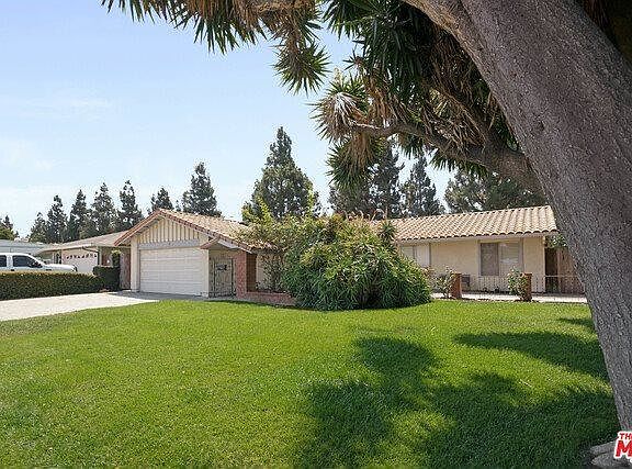 3rd image of 352 E Calle La Sombra