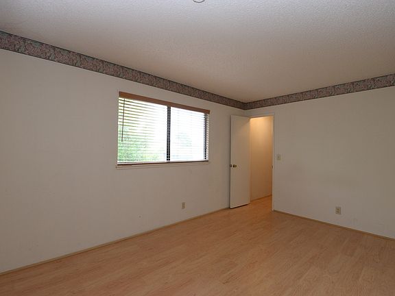 3rd image of 923 Linden Ave
