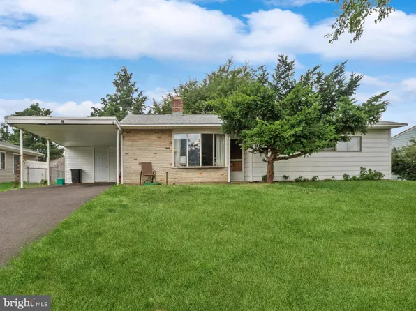 54 Lakeside Dr, Levittown, PA 19054