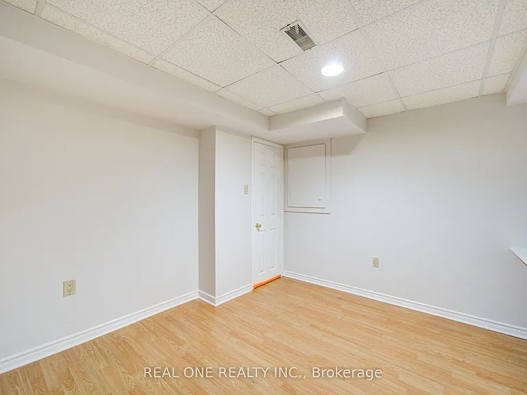 2593 Addingham Cres — Photo 40
