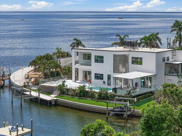 585 Dolphin Ave SE, Saint Petersburg, FL 33705