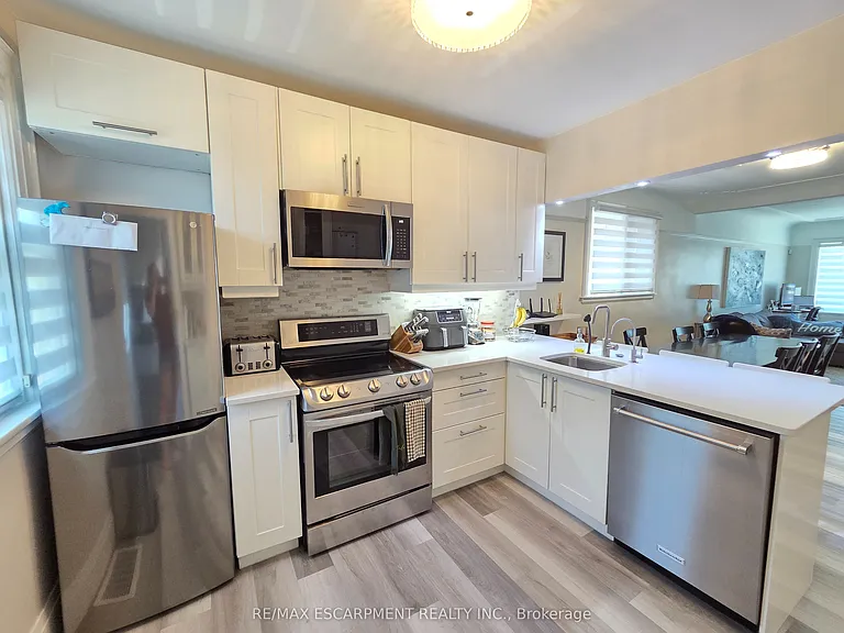 77 Paradise Rd S — Photo 5