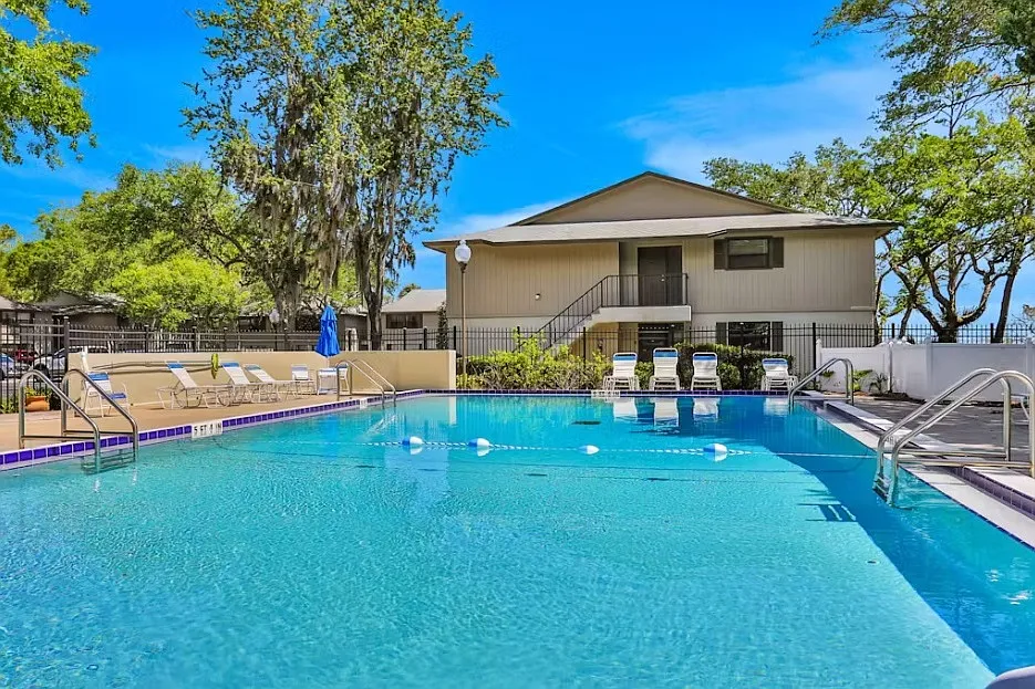 2 bed, 920 sqft, $1,800 — Photo 2