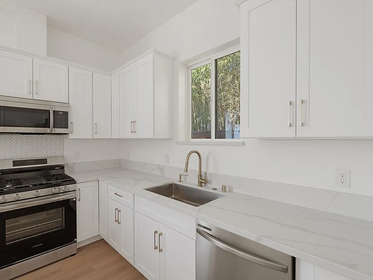 10558 Encino Ave — Photo 6