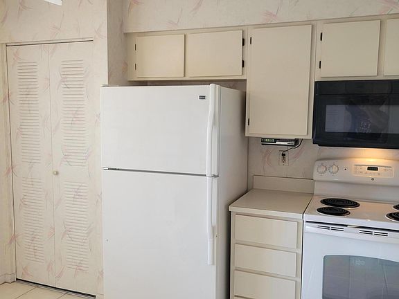 4th image of 7351 Kinghurst Drive #404