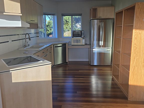 Bright kitchen (removable wood shelving)