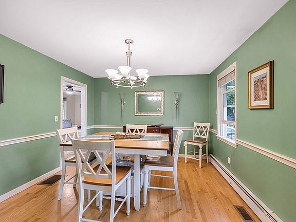 3rd image of 10 Willowdale Ct