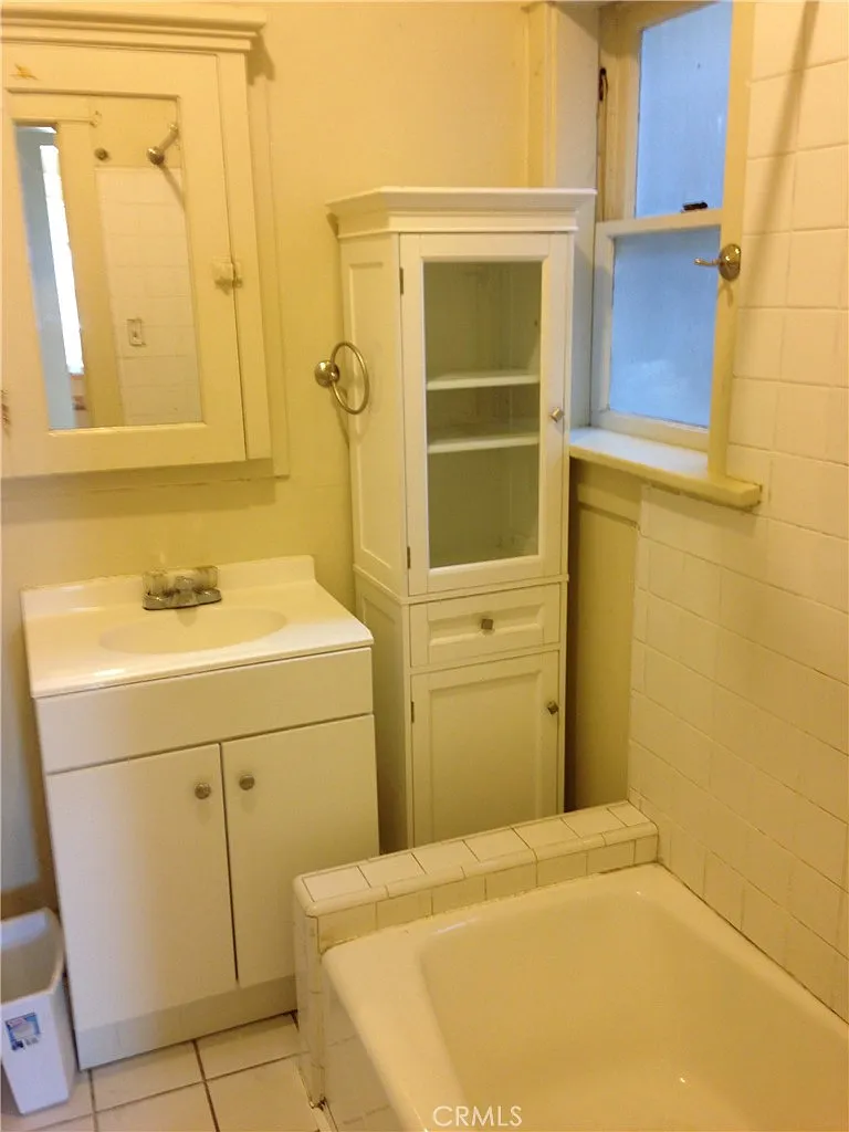 2 bed, 950 sqft, $2,395 — Photo 2