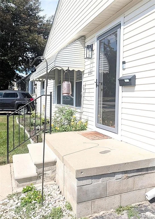 4 bed, 1.0 bath, 1041 sqft, $2,200 — Photo 2