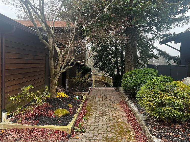 685 Shore Rd — Photo 2