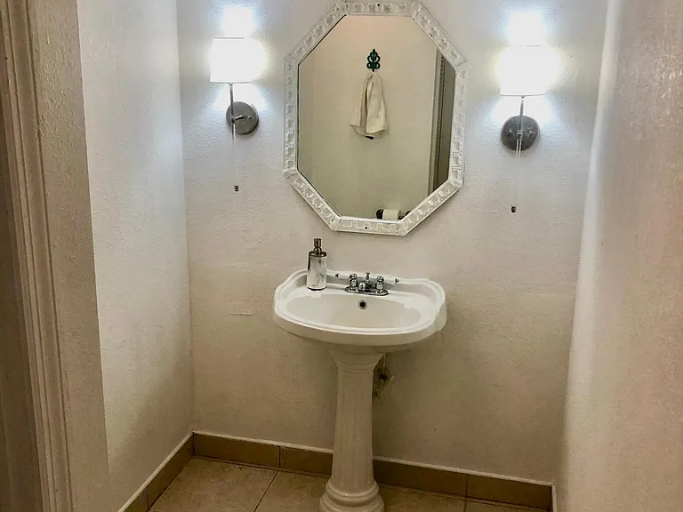 Downstairs 1/2 bathroom