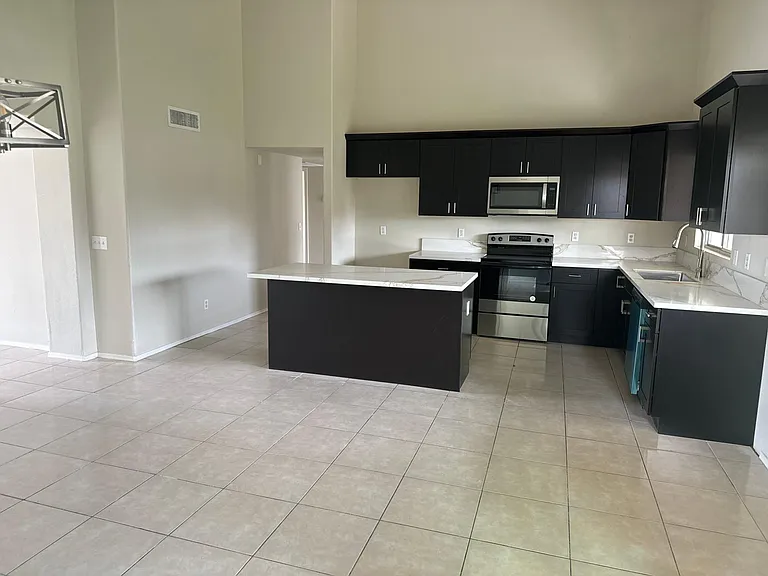 9033 W Windsor Ave — Photo 6
