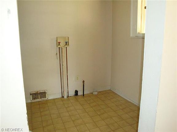 3rd image of 253 Fairlawn Ave