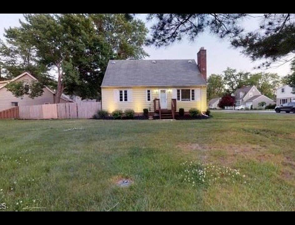 1st image of 164 S Point Dr