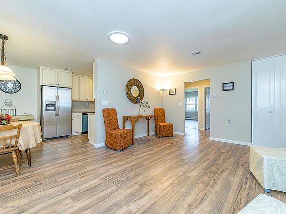 4th image of 945B Aberdeen Dr #1002
