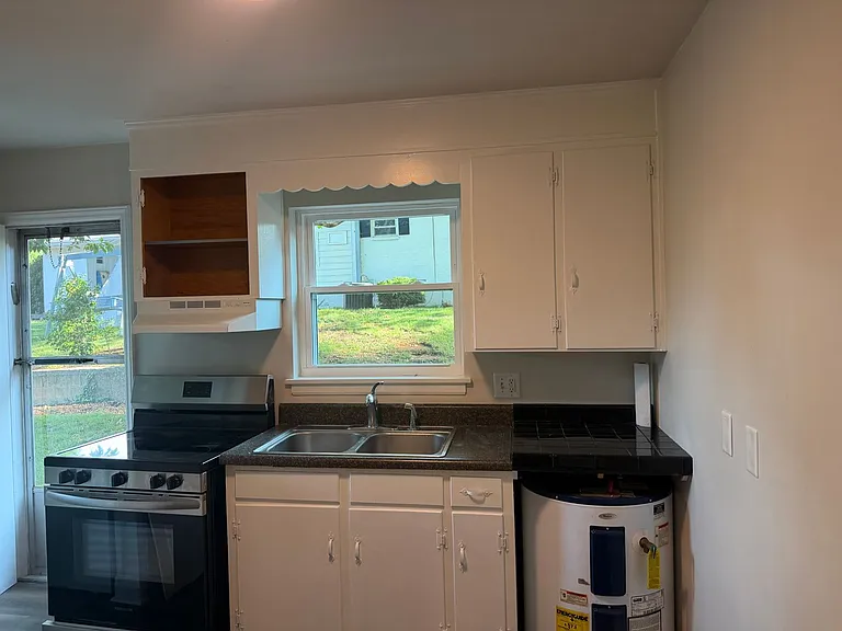 710 Boon St — Photo 4