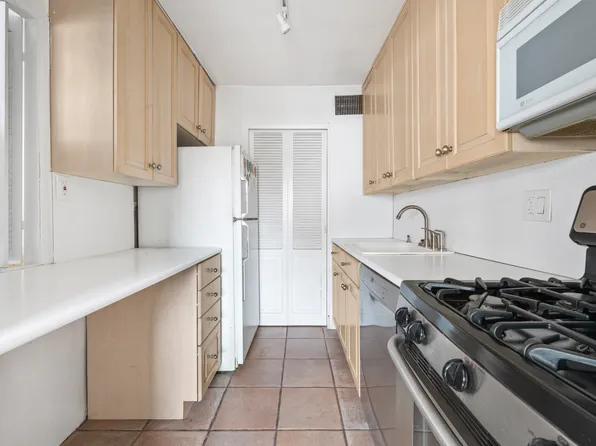 315 East 70th Street 12R image 3 of 9