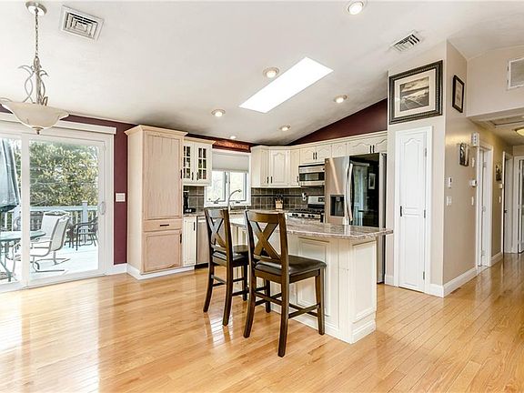 2nd image of 22 Tanglewood Ln
