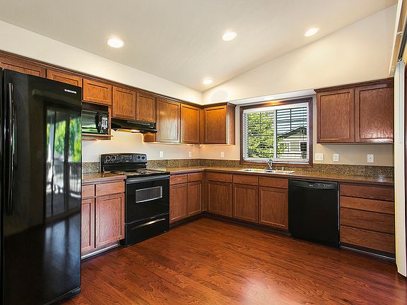4th image of 4752 148th St NE