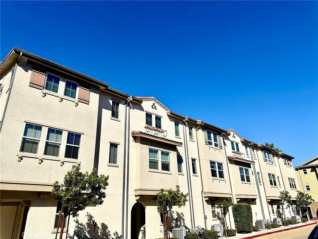 Building Photo - 14121 W Oak Ln