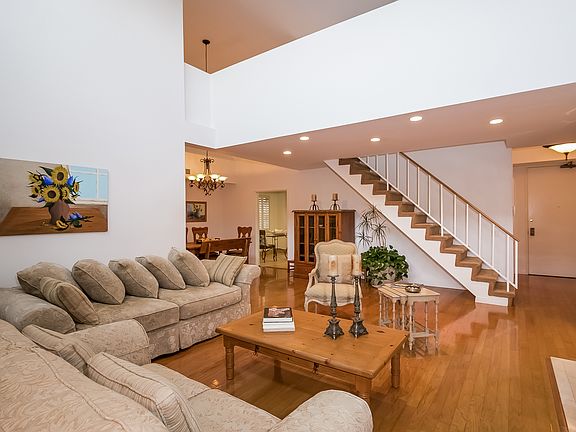 5th image of 621 S Barrington Ave APT 305
