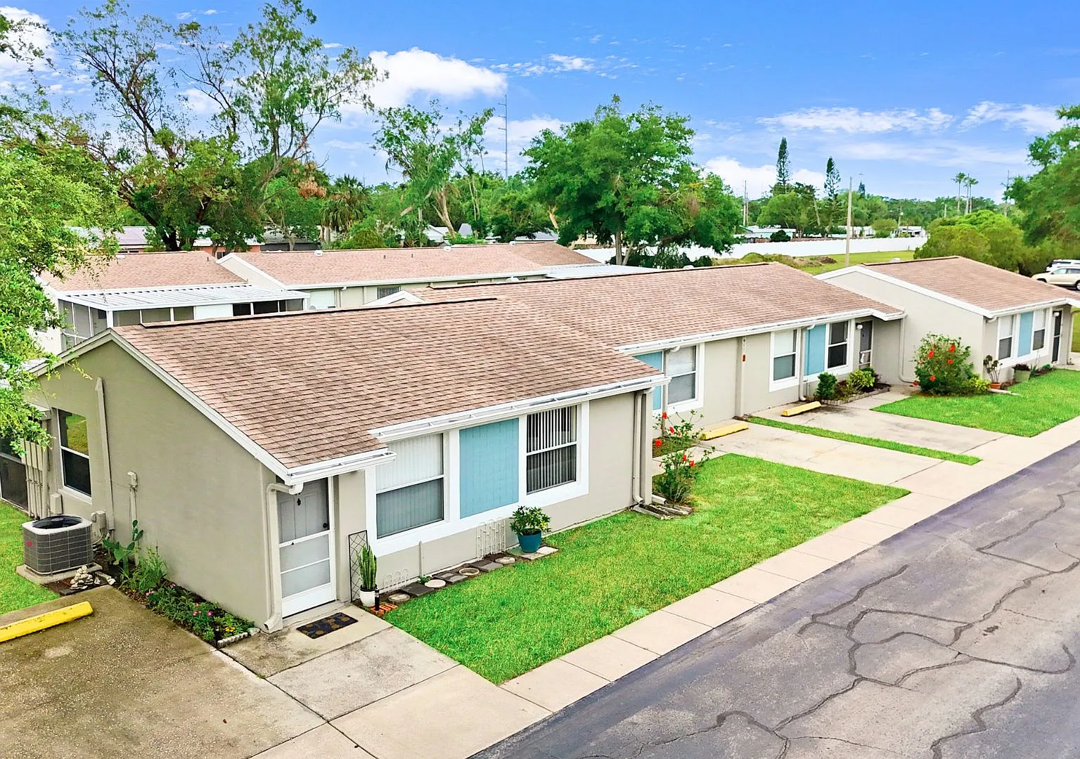 Palm Lake Village Apartments — Photo 4