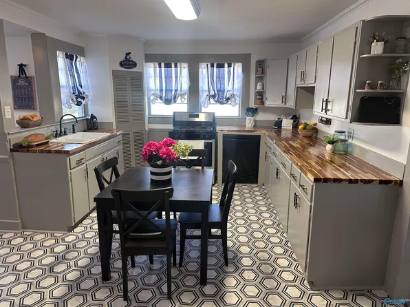 4 Lakefront Ave, Gadsden, AL 35904