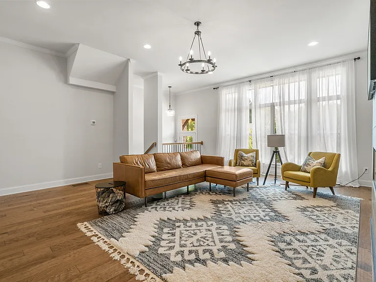 613 Harrington Hls — Photo 11
