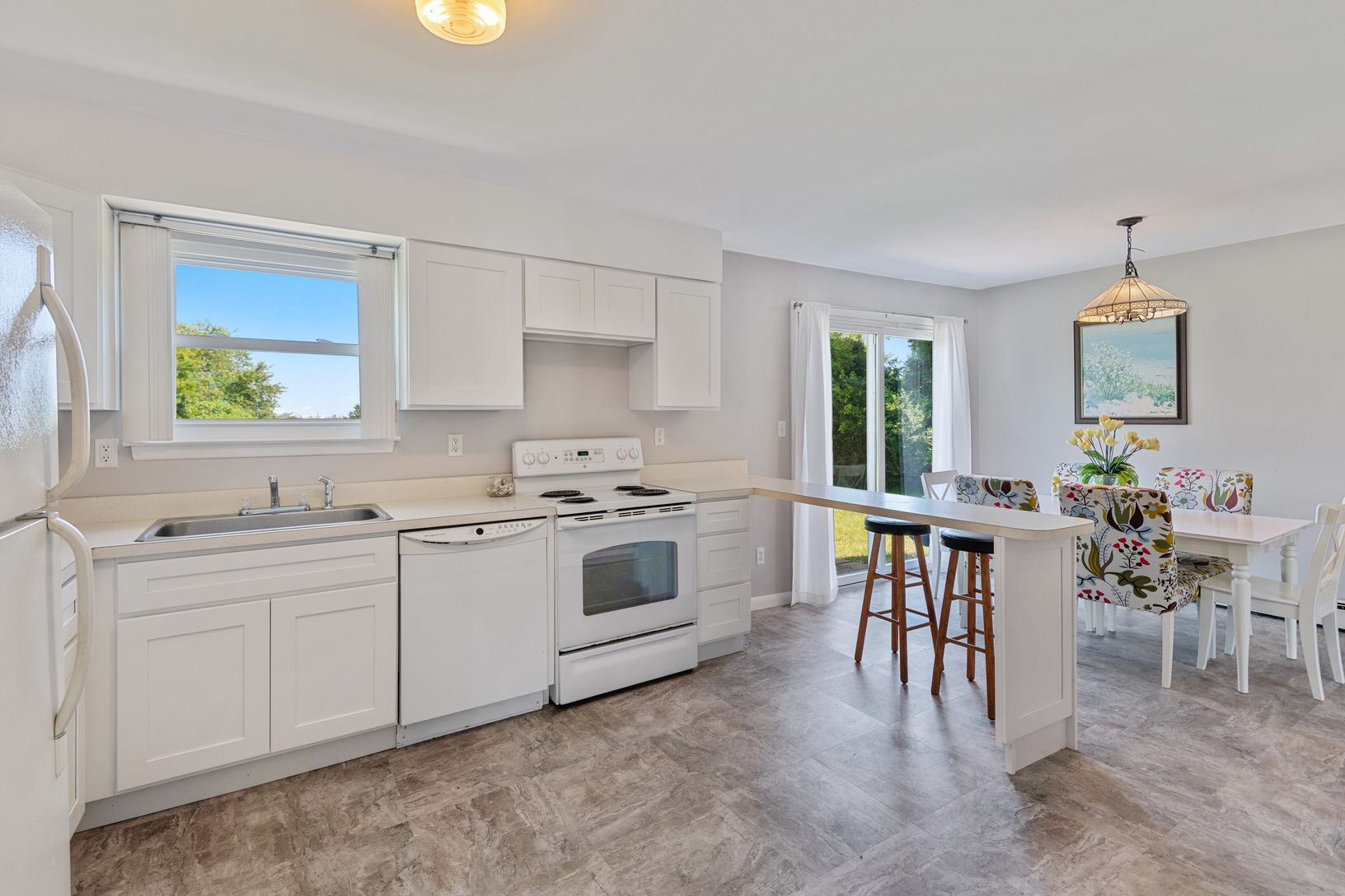  Open kitchen and dining