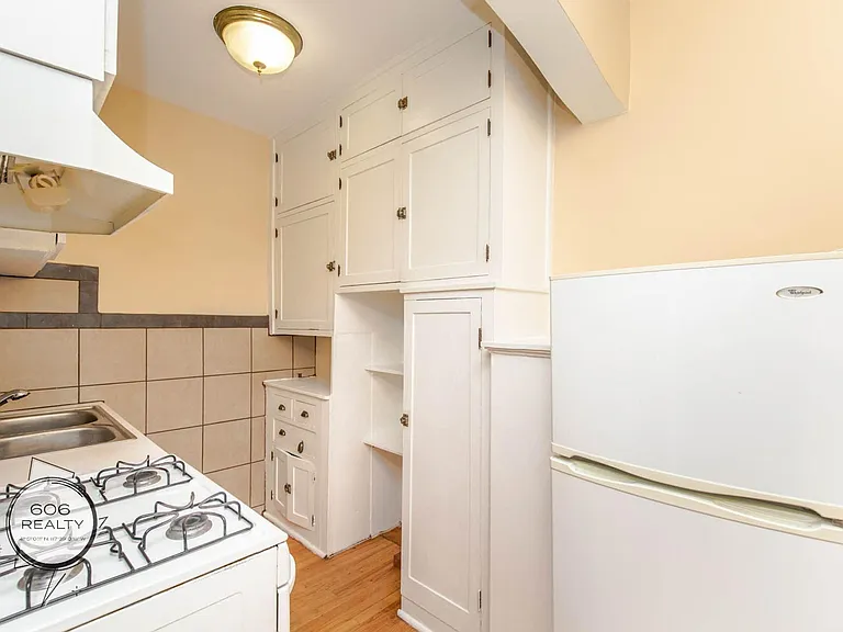 Updated Belmont Gardens/Kelvyn Park Apartment! — Photo 3