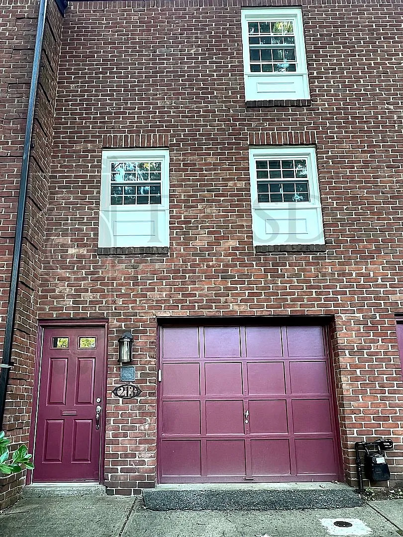 Move In Ready 2br/1.5 Ba Brick Townhome W/ Garage, Ac, Dog Park, Parking, Deck, Pets Welcome! — Photo 3