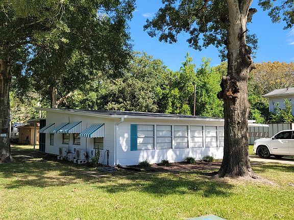 Cute retro beach bungalow on large treed lot 2 streets from the waters of Galveston Bay.