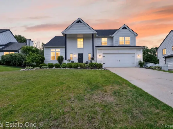 3736 Highlander Way W, Ann Arbor, MI 48108