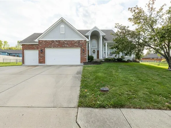 821 S Morgan Dr, Peculiar, MO 64078