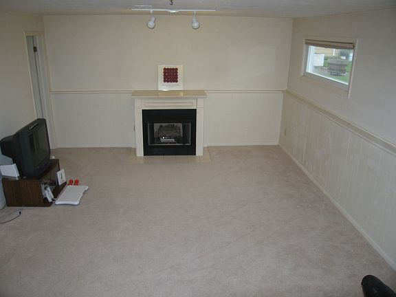 Family room w/ Gas Fireplace